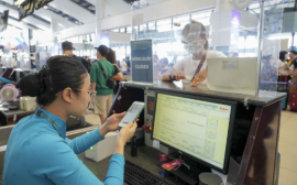 Nhiều hành khách dùng tài khoản VneID làm thủ tục đi máy bay