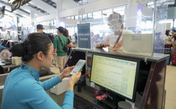 Nhiều hành khách dùng tài khoản VneID làm thủ tục đi máy bay