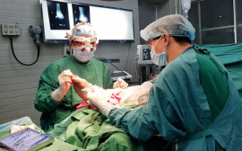 Nối liền thành công bàn chân người đàn ông gặp nạn khi cắt cỏ