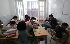 Vấn nạn học sinh tiểu học đi học thêm từ sáng đến tối