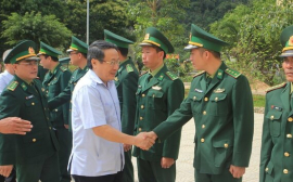 Dựng hàng lũy thép kiểm soát chặt biên giới