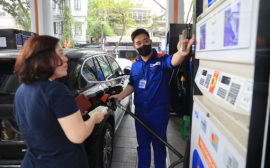 Quay đầu tăng, xăng RON95-III tiến lên ngưỡng 23.213 đồng mỗi lít