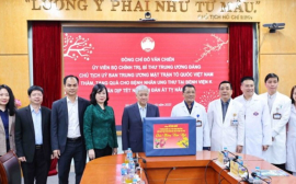 Chủ tịch MTTQ Việt Nam thăm hỏi, tặng quà Tết y, bác sỹ, bệnh nhân Bệnh viện K