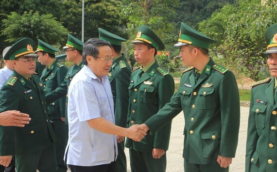 Dựng hàng lũy thép kiểm soát chặt biên giới